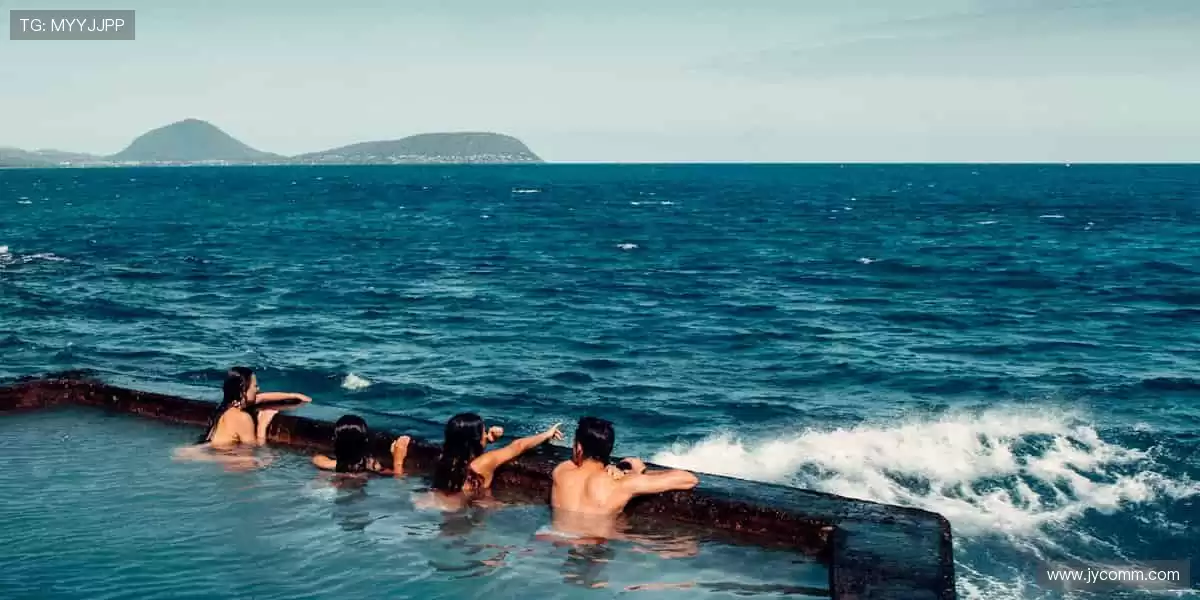 🎮潮流周边，让热爱从赛场延伸到生活！🌟